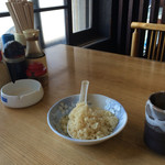 丸岡うどん - 丸岡うどん・テーブルに常設の天かす