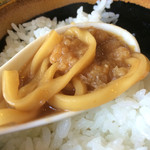 丸岡うどん - 丸岡うどん・うどんに天かす、赤味噌出汁の相性がバツグンやね