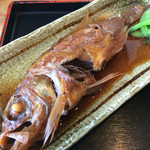 丸岡うどん - 丸岡うどん・味噌煮込みうどん定食
      なんと！
      魚の煮付けまでついている！