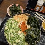 こがね製麺所 - 料理写真:トッピングマシマシの冷たい旨辛うどん（大盛）