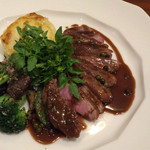 サリュー - フランス産鴨胸肉のロースト　グリーンパッパーソース　2015-5