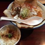 らーめん 千太 - 辛味噌+チャーシュー
      サービスのおかかご飯