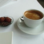 モダンフレンチ 「コラージュ」 - 飲み物とトリュフ オ ショコラ