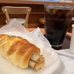 マルジュー - 料理写真:ツナちくわパンと、アイスコーヒーの画