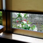 SAKANAYA - 窓の外の花