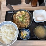 吉野家 - 料理写真:月見牛とじ御膳、肉2倍盛、ご飯大盛、728円+327円+無料。
