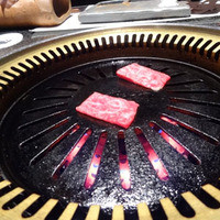 個室 和牛焼肉 吟 難波店 - スタッフが焼いてくれます♪