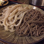 国分寺　甚五郎 - 見事に半分に分かれた、蕎麦とうどん。