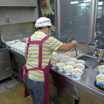 Yi Xiang Bian Zhi - 茹であげる傍ら、容器をずらり並べ、スープを注ぎます。