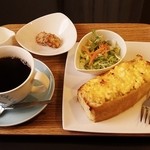 Nachuraru Sutairu Kafe Baumu - ホットコーヒー（400円）、モーニングサービス（エッグトースト、サラダ、お菓子）