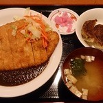 慶太郎餃子酒場 - 鶏カツ坦々黒ルーライス定食（880円）