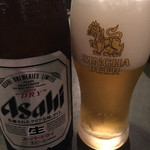 中瓶のアサヒスーパードライ。シンハービールのタンブラーでいただきます。