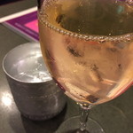 タイランド - グラスワインの白。メルシャンのロゴが笑