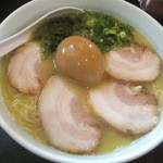 まる玉 - 友人1-1が頼んだ生辛子入りチャーシューメン玉子入り1180円(2015.5.26)