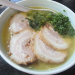 まる玉 - 友人1-2が頼んだ生辛子入りチャーシューメン1080円(2015.5.26)