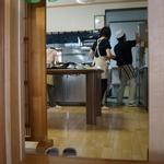 そば仁 - 厨房には４人のスタッフたちが手際よくそばを作っていた
