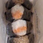心亭 - 料理写真:2種 4個約1300円 鮭とおかか 鮭は具が下まで入っていて、おかかも満遍なく楽しめる◎