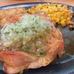 サイゼリヤ - 料理写真:若鶏のディアボラ風はコーンもよく焼けてこんがり