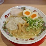 天下一品 - 料理写真:屋台の味 煮卵入にワンタン添えて