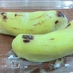 Kakiya Sukou Fukudou - 完熟！バナナ大福を購入後に撮影。中は白あんとバナナが入っていました。