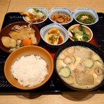大戸屋 - 料理写真:定食と小鉢