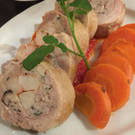 ヴィエイユ ヴィーニュ - 鶏肉に色んな詰め物してあってトマトソースが美味しい！人参のグラッセと。