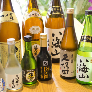 全国各地の日本酒をはじめ、クラフトビールやワインも取り揃え！