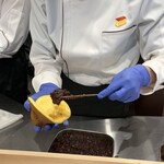 文明堂 - 料理写真:生地にあんこを挟んでいきます。　