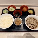 いろり庵きらく - 料理写真:納豆朝定食 半そば(冷)、薬味ねぎ、刻み海苔