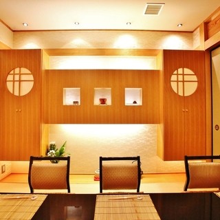 We also offer Bento (boxed lunch) for meetings and kaiseki luncheons.