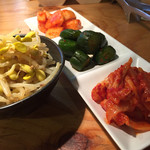 炭火焼肉ホルモン 徳臓 - 2015.5. もやしナムルとキムチ盛り合わせ