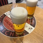 ビールスタンド重富 - 手前が三度注ぎ