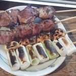 大倉山もつ肉店 - 上からタン、カシラ、ニンニク、ネギ。すべて塩、１本100円（2015/05）