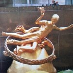 The Sea Grill - 人類に神の火を与えたプロメテウス像