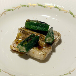 グリーチネ - 料理写真:穴子の炭火焼と自家菜園のオクラ