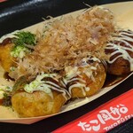 Tako Fusen Midorii fujiguran ten - たこ焼き【6個】(税込590円)
                      外側は軽めの揚げ焼き位でフワッ&カリッといつ歯応え、中の生地は出汁が効いており、蛸と刻み葱&刻み紅生姜が入っており、食感はトロリとして、外と内の食感コントラストが良い