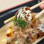 Tako Fusen Midorii fujiguran ten - たこ焼き【6個】(税込590円)
                      外側は軽めの揚げ焼き位でフワッ&カリッといつ歯応え、中の生地は出汁が効いており、蛸と刻み葱&刻み紅生姜が入っており、食感はトロリとして、外と内の食感コントラストが良い
