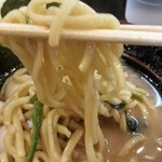 麺匠家 - 家系らしい太ちぢれ麺