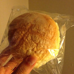 パン工房かつた  - 生クリーム入りメロンパン（175円）