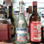 関口亭 - 私の座ったカウンター席の目の前に、こんな焼酎の瓶が置かれていました。(2015年5月)
