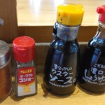 岡山西崎食堂 - 料理写真:卓上調味料と、薬味