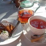 スリードッグベーカリー＆Dカフェ - セットの紅茶とシフォンケーキ