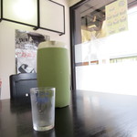 ロマネスク５号館 - テーブル上の水と窓