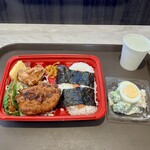 キッチンオリジン - 料理写真:スマイル!肉じゃがコロッケのり明太弁当506円、海老とブロッコリーのサラダ222円
