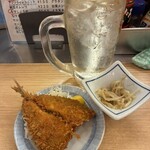 立呑み 晩杯屋 - 料理写真:チュウハイとアジフライ