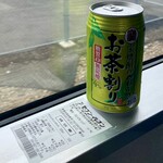 セブンイレブン - ドリンク写真:列車の旅には”お茶”は欠かせない。ってアルコール入りなんかｗ
