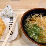 麺乃庄 つるまる饂飩 - 料理写真:かけうどん 330円、えび天 200円、鮭とあおさおむすび 180円