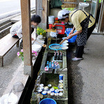 Zensaku Chaya - 清水を引いた水鉢が並びます（２０１５年５月）