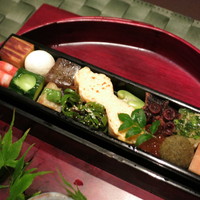 京橋 婆娑羅 - 一の段　海老と若布　玉子焼き　モロキュウ　クリームチーズ　蒟蒻　葱と塩昆布　瓢箪出汁巻き玉子　空豆  煮蛸　イクラ　ユリ根とピータンの百年玉子　煮凝り　蒲鉾　栗金団一の段　イチヂクの胡麻ソースとウド