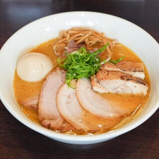 麺乃はる - 料理写真:特製ラーメン